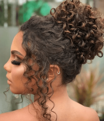 Mais de 20 Inspirações de penteados para NOIVaS DE cabelos cacheados –  Dentro do Casamento