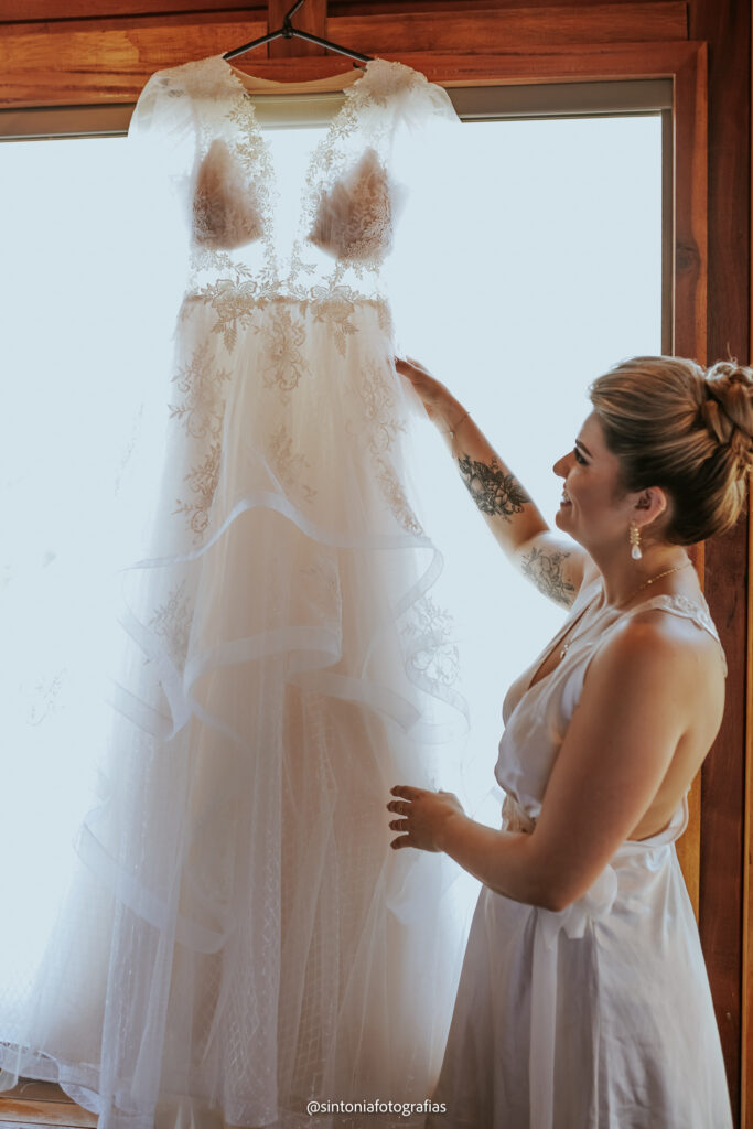 Noiva observa o vestido